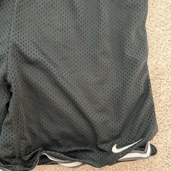 𝅺NIKE Women’s Black Dri-Fit Shorts Size Small - Picture 2 of 4